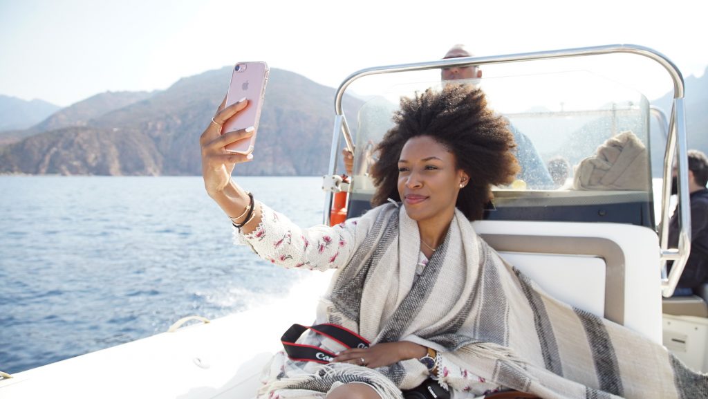 Beautiful Naturelle fait un selfie sur un bateau en Corse