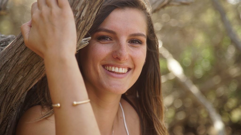 Le sourire d'Anaïs illumine son visage